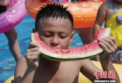 重庆民众“花式消暑”：“鱼疗池“中吃冰镇西瓜比赛