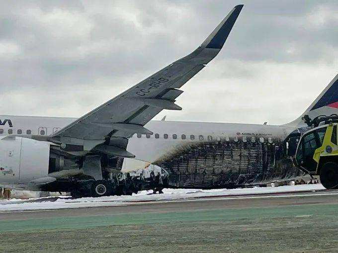 秘鲁客机起飞时与地面车辆相撞致2死