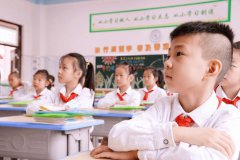 图片报道：校园花样举行“开学第一课”