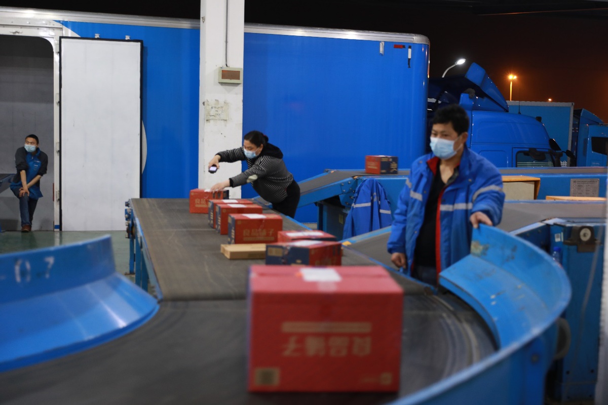 济南中通快递存在暴力分拣现象