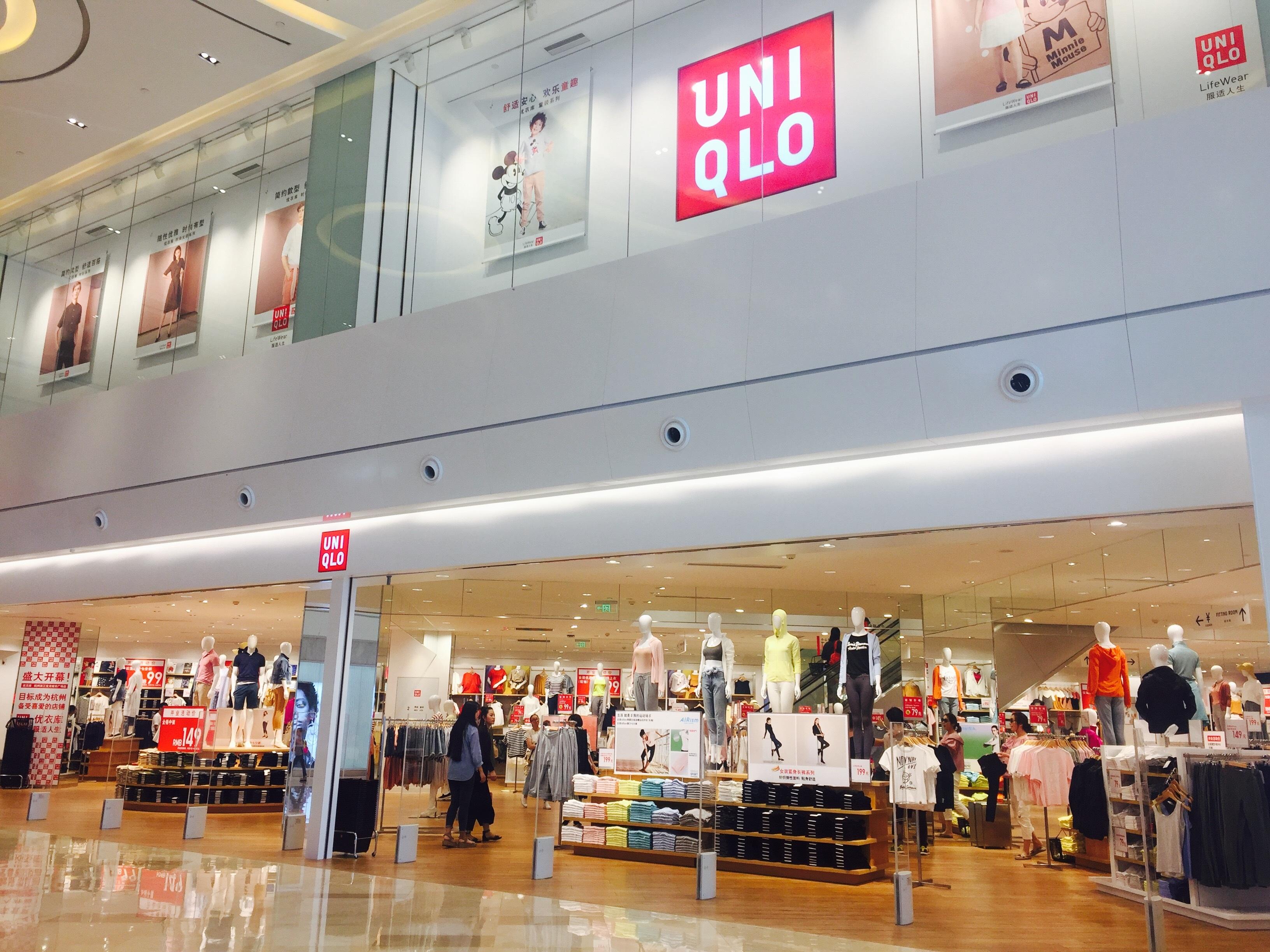 <b>女子在优衣库试衣遭两男童推帘</b>