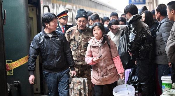 <b>务工妈妈躺火车座下7小时返乡过年</b>