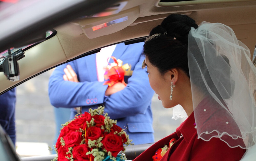 <b>新娘刚下婚车遭痱子粉迎面砸脸</b>