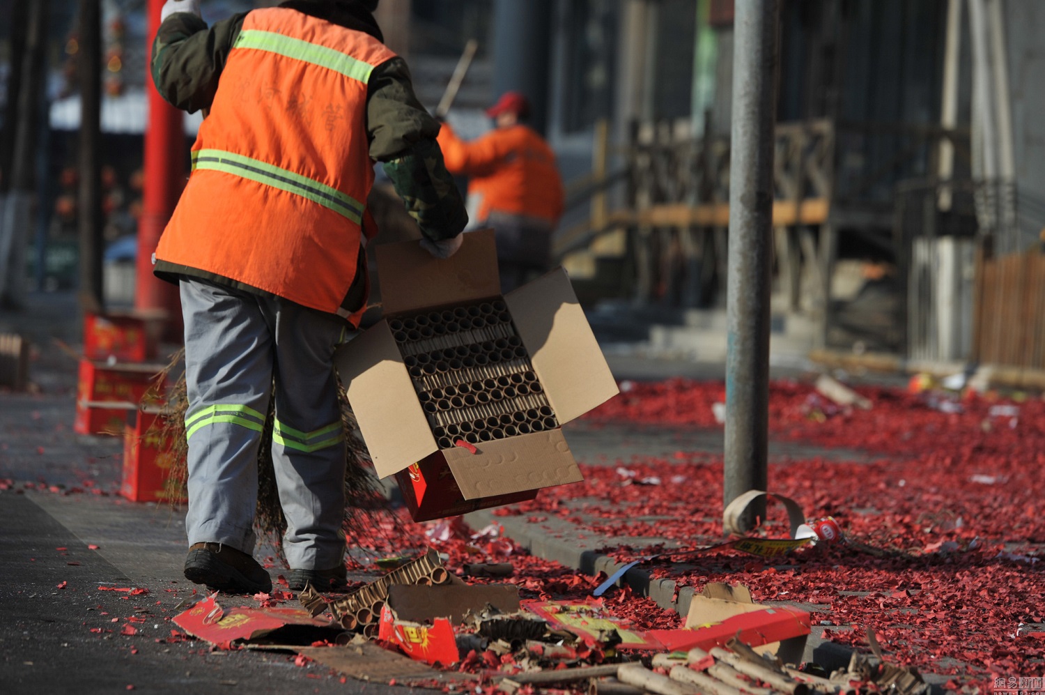 <b>店铺放鞭炮未清理环卫工被炸耳聋</b>