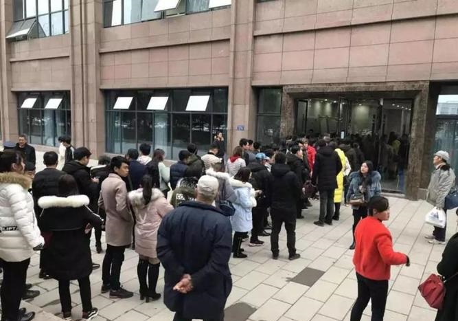 <b>民政局人山人海 离婚的人排到门外</b>