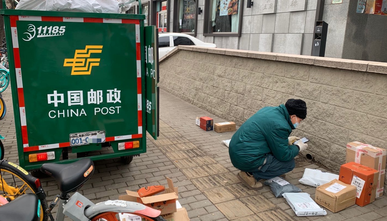 <b>邮政快递运行整体畅通 多措并举加快末端派送</b>