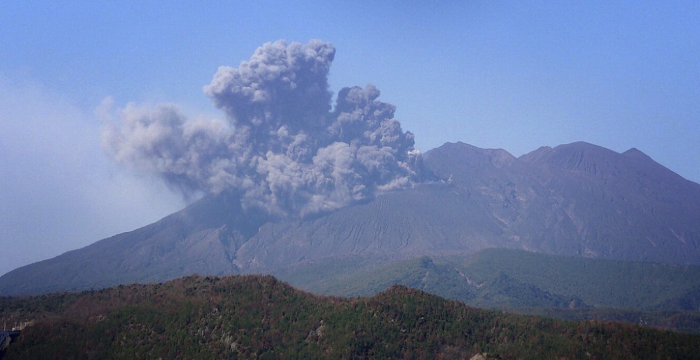 <b>日本九州地区多个火山口喷发</b>