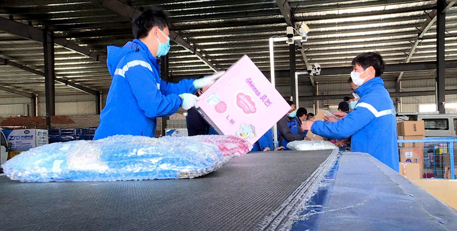 <b>60岁中通快递分拣工凌晨在岗位猝死</b>