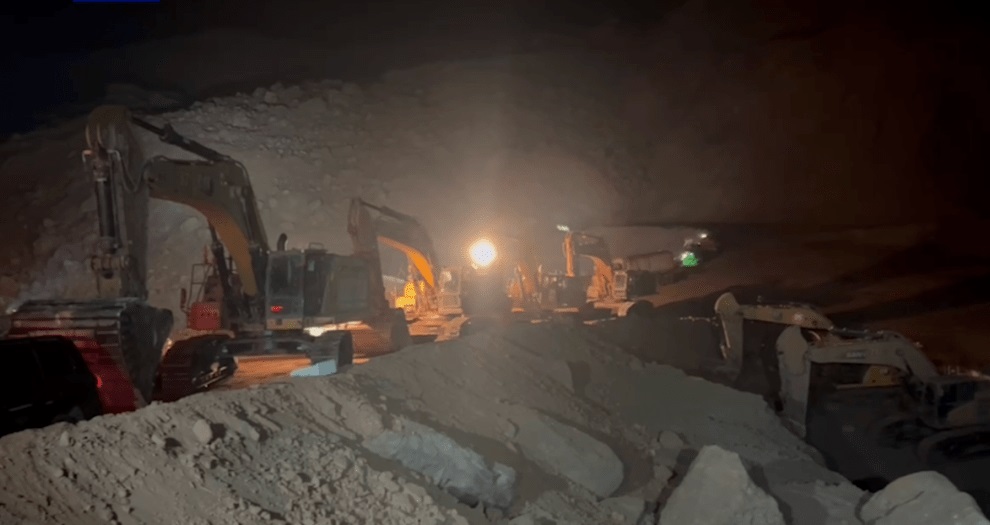 <b>内蒙古煤矿塌方量巨大 51人仍失联</b>