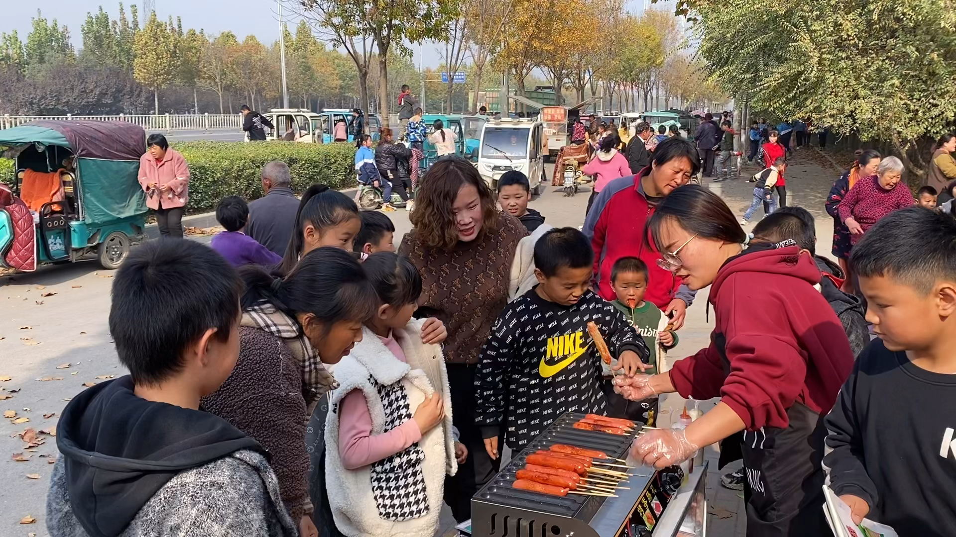 女护士下班摆摊卖无菌烤肠