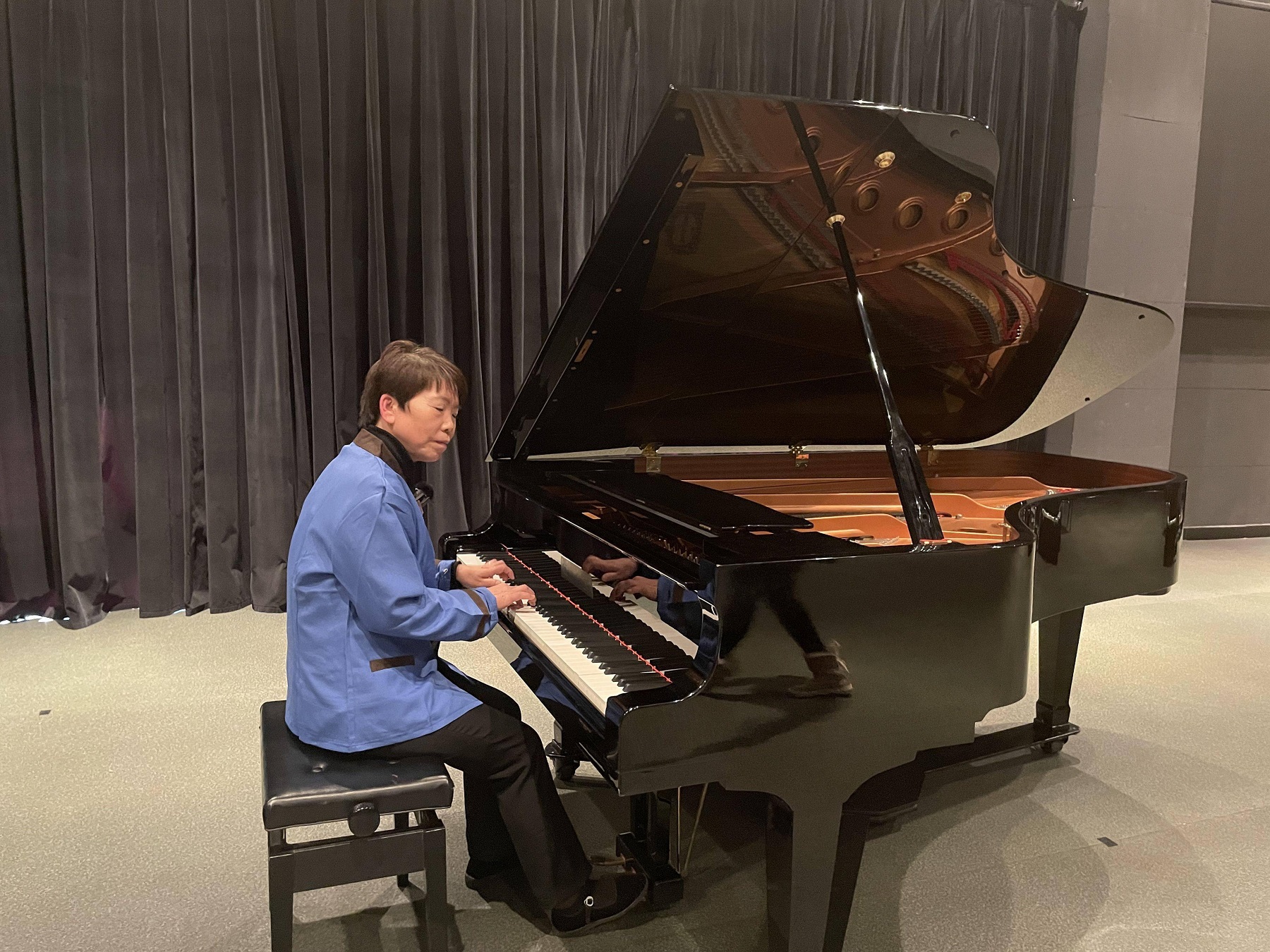 清华保洁阿姨身穿晚礼服弹奏钢琴