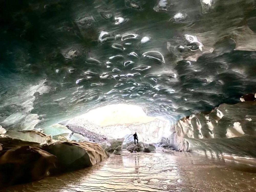 西藏发现165米超大型冰洞