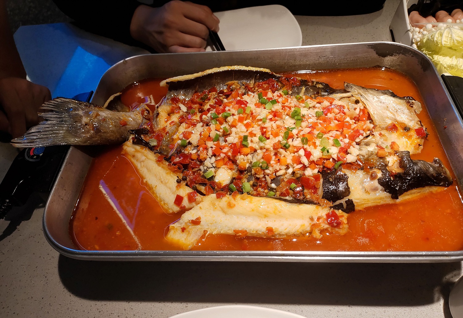半天妖烤鱼垃圾桶捞回餐食又端上桌