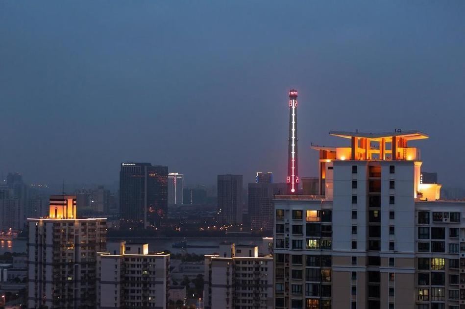 上海地标大烟囱上的温度计被拆除