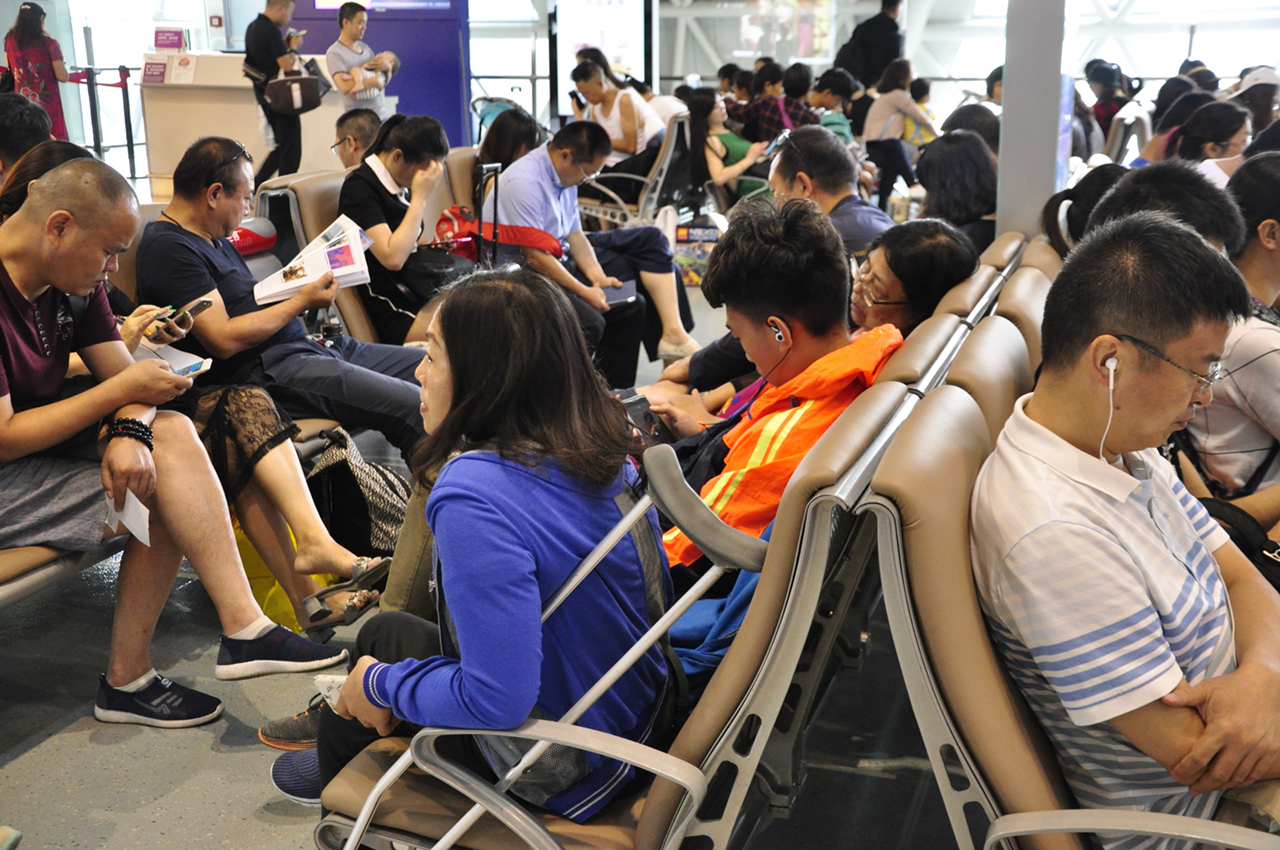 因航班延误缺考复试 考研生崩溃大哭