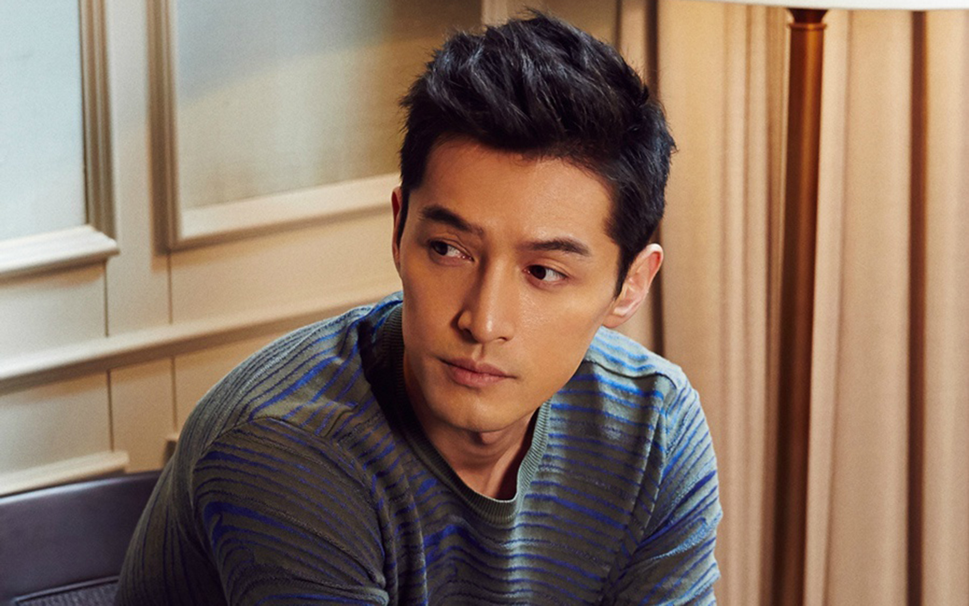 胡歌现场演示换尿布