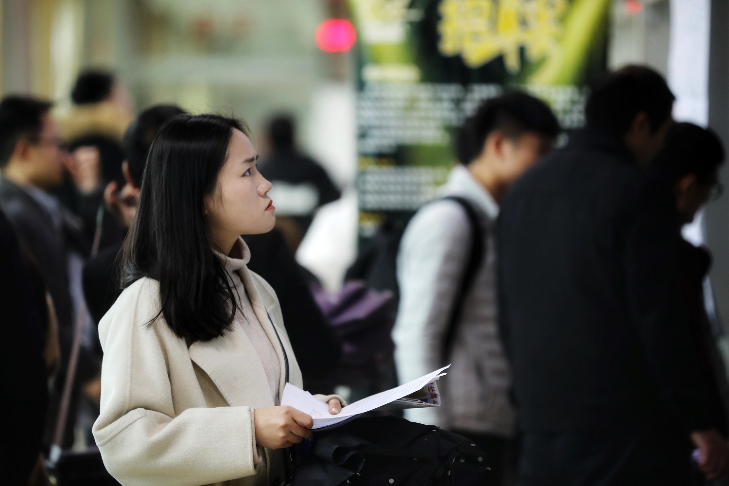 超半数受访者认为学历还是敲门砖