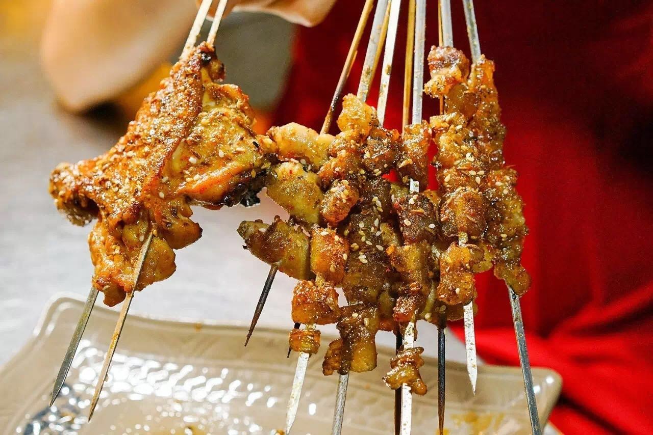 淄博老板娘为赶高铁小伙1V1烤串