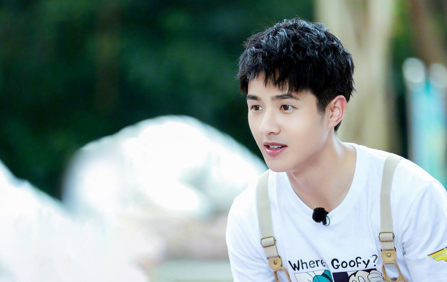 <b>刘昊然戛纳街头白背心</b>