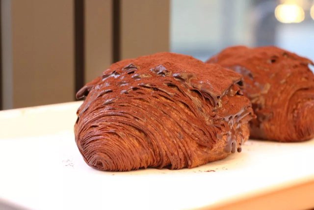 <b>浙江网红面包黄牛加价上百元</b>