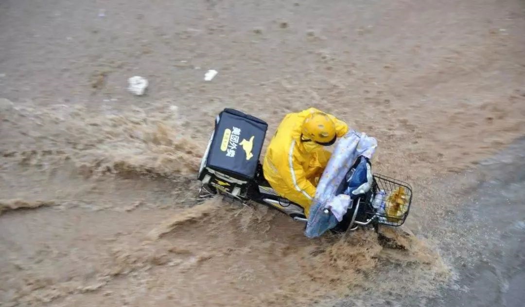 <b>东莞暴雨 外卖小哥摔倒人车被水冲走</b>