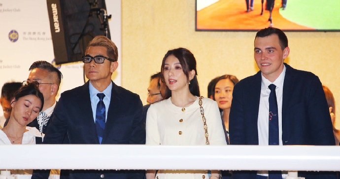 <b>郭富城方媛牵手看赛马</b>