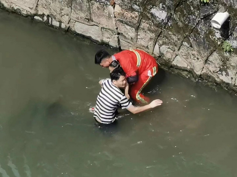 <b>爷爷送孙女上学双双被急流冲走</b>