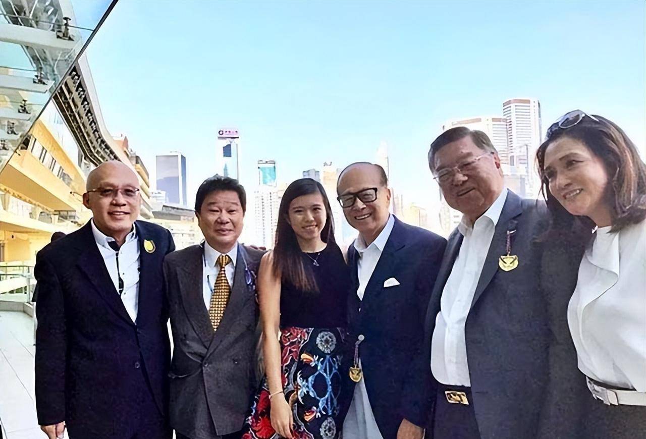 李嘉诚95后孙女李思德正式亮相