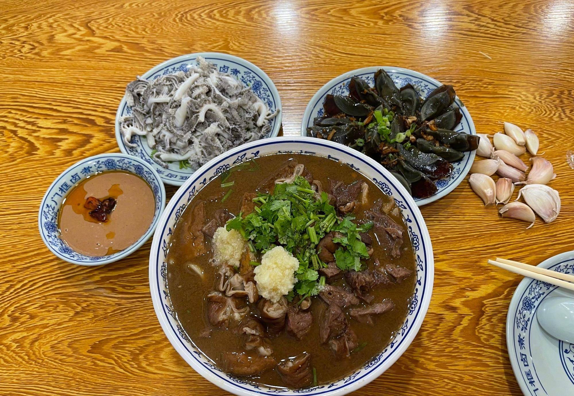 <b>鹿晗同款卤煮店2小时卖出1200份</b>