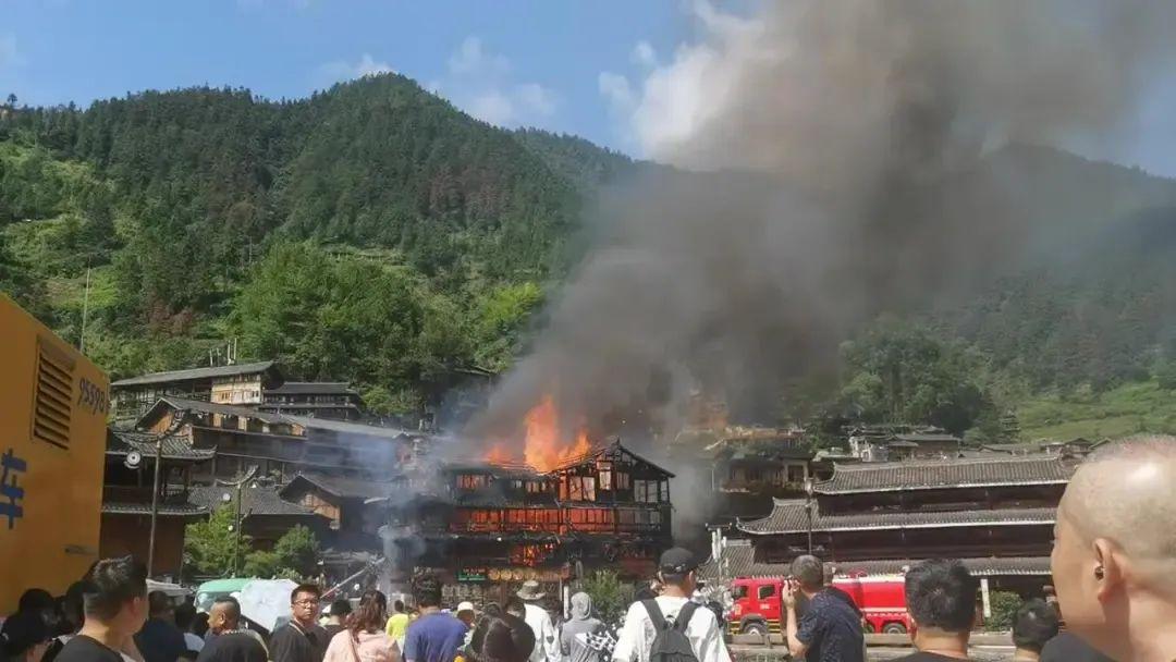 <b>贵州千户苗寨着火 有人跳楼逃生</b>