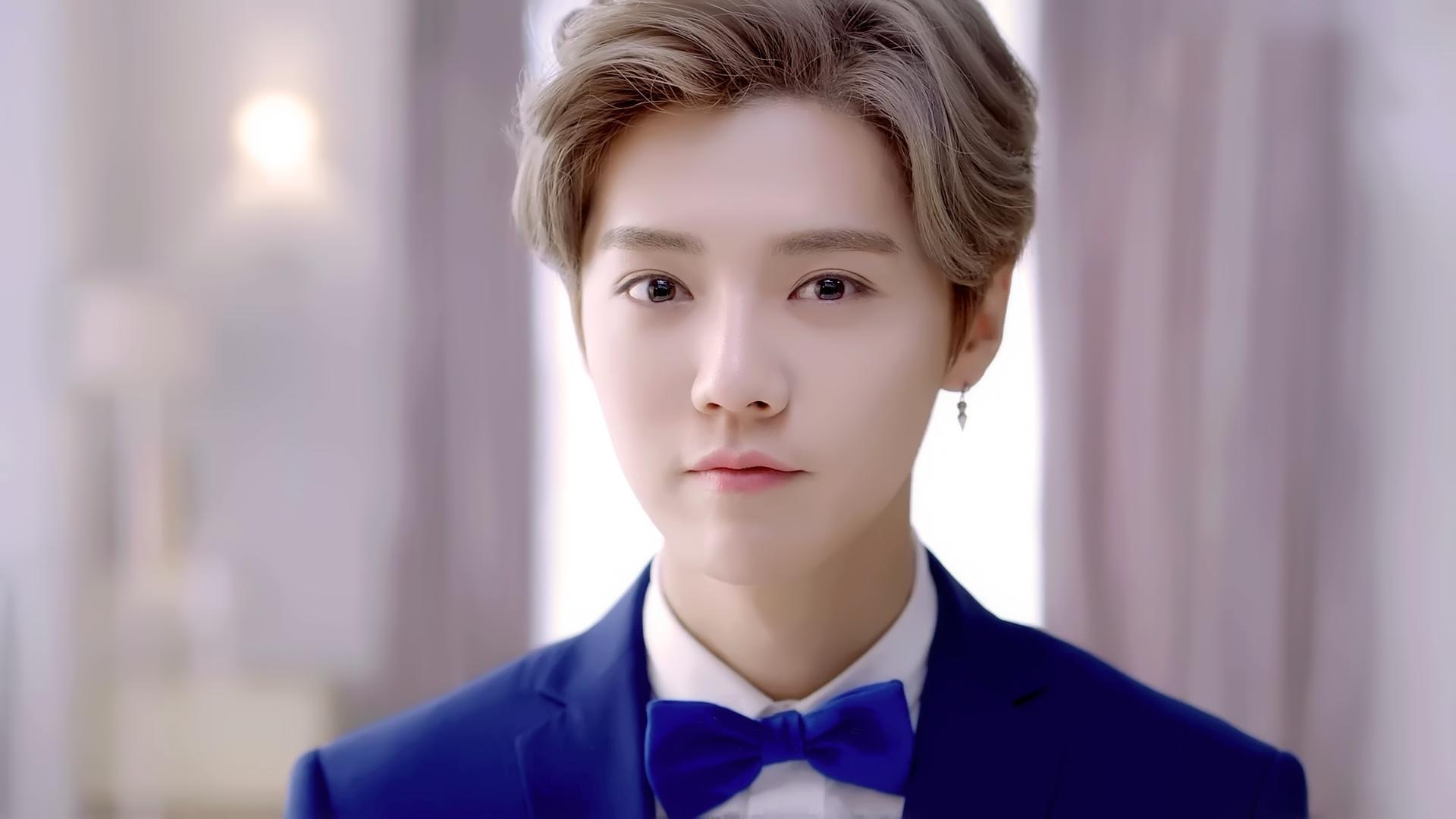 鹿晗现身医院做康复治疗