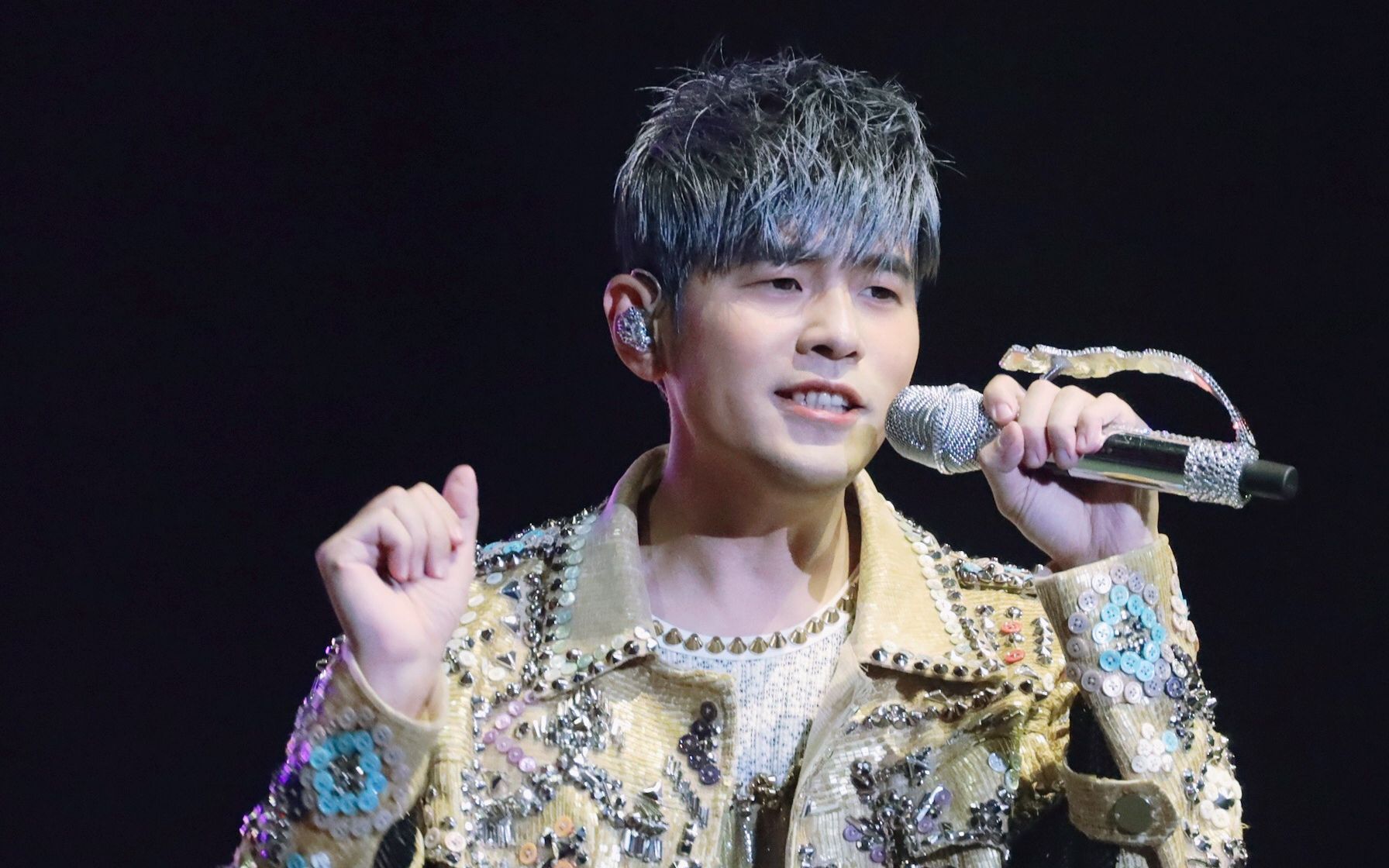 周杰伦演唱会2张连座票黄牛叫价15万