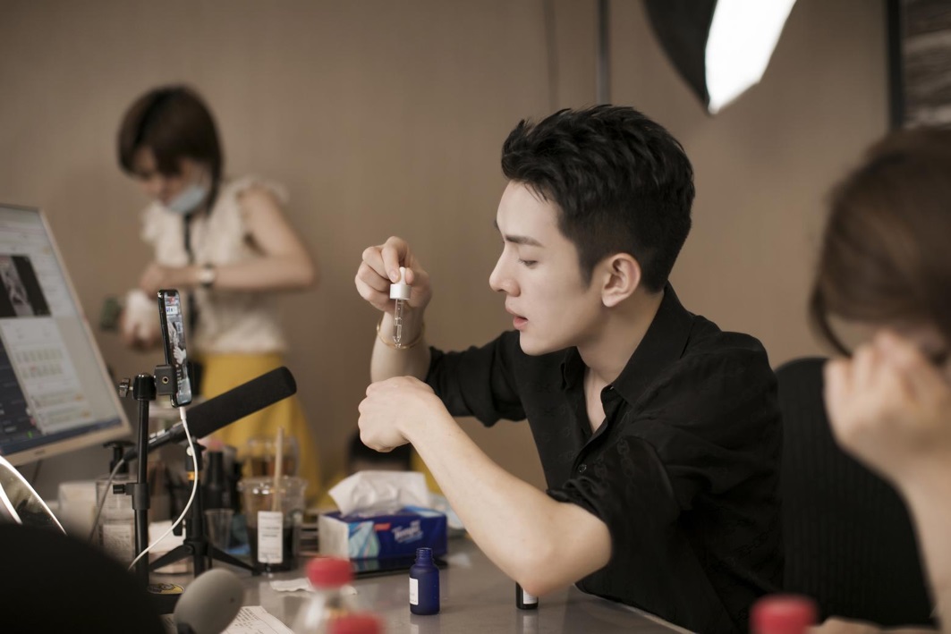 <b>李佳琦直播间1年出现77次花西子</b>