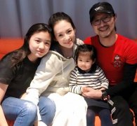 <b>章子怡晒全家福为女儿庆生</b>