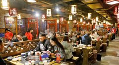 <b>火锅店把两天营收36.5万全给员工</b>