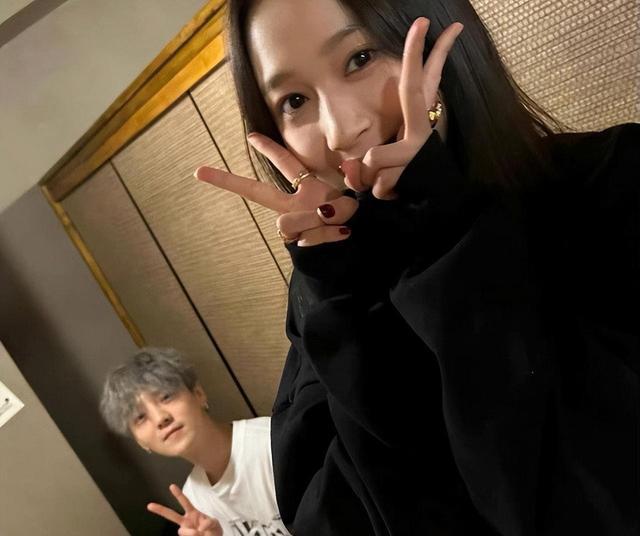 鹿晗关晓彤聚餐会友