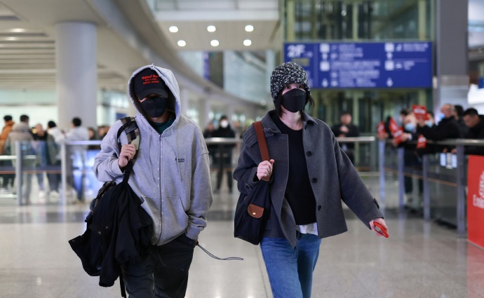 王菲谢霆锋同框现身机场