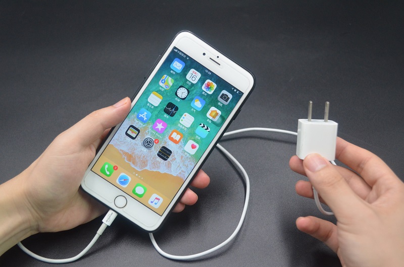 男子未拔充电器将枕头烧出洞