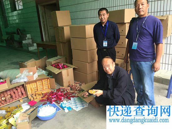 存储、制假药品,假冒注册商标案,犯罪嫌疑人正在指认现场。 存储、制假药品,假冒注册商标案,犯罪嫌疑人正在指认现场。