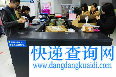 快递包装分类投放到回收箱