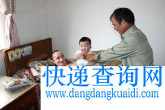快递员发现客户瘫痪 悉心照顾其二十多年