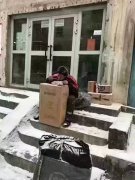 看到快递员冒雪吃便当，顺丰总裁王卫当场飙泪