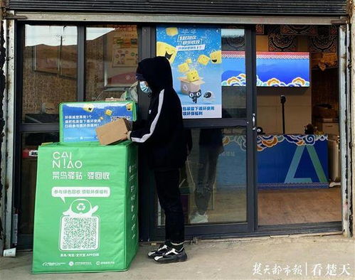 学生大雨中军训老师打伞围观