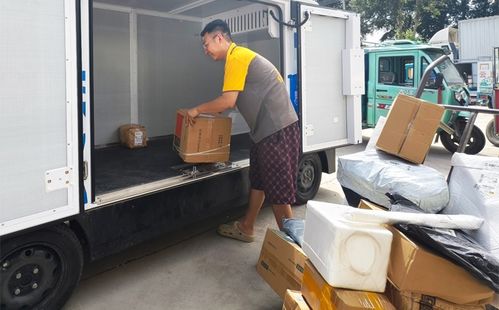 街头摆摊卖快递 10元一件看似便宜暗藏玄机