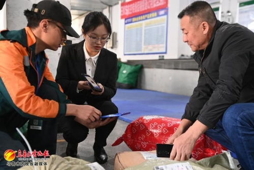 孙女为生病爷爷自制易拉罐烟花秀