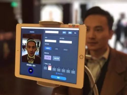 快递放门口有人偷吗