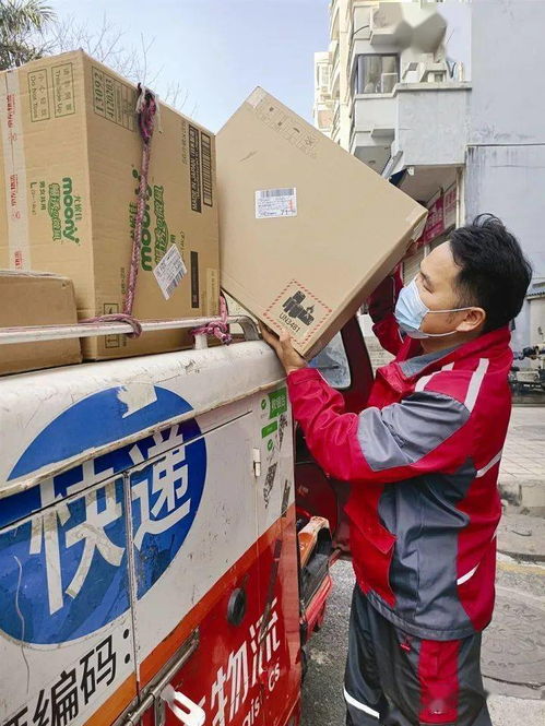 快递小哥扶老人反被讹 监控显示隔八丈远