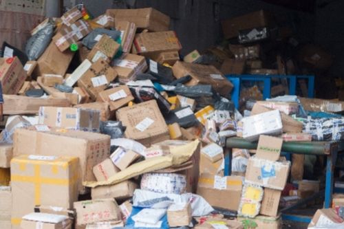 中国日均快递处理量超亿件 一公里成 中国日均快递处理量超亿件 一公里成