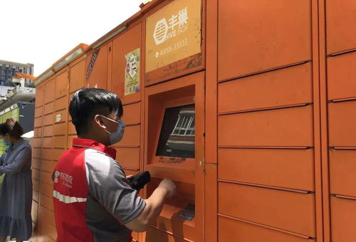 重庆涉事星巴克门店被送白花扔鸡蛋