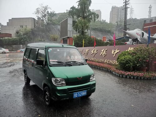 小伙清理舌苔误吞牙刷